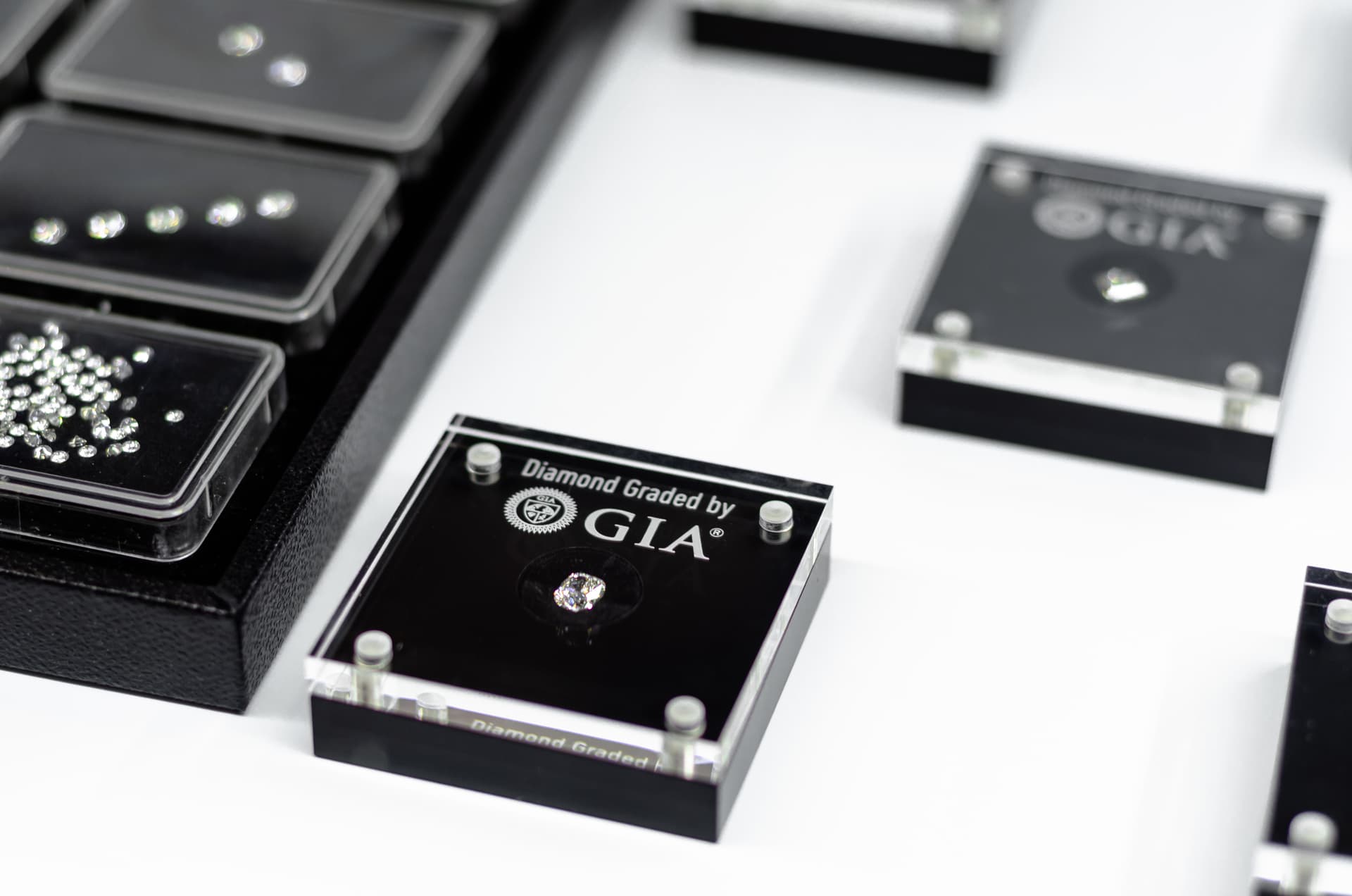 Expertise diamant à la loupe 10x à Metz